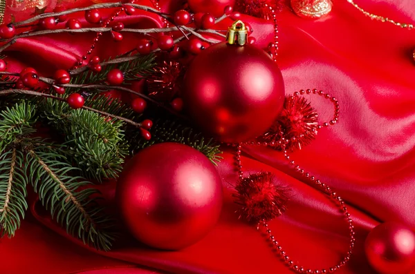 Las esferas de Año Nuevo sobre la tela roja — Foto de Stock