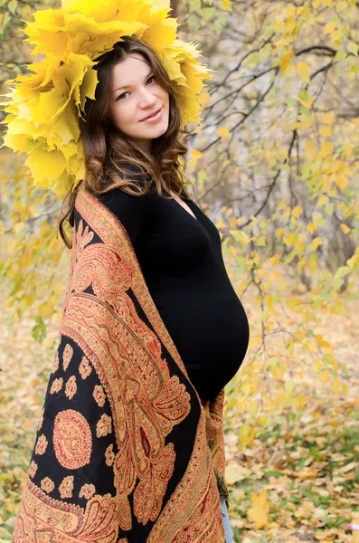 De zwangere meisje in herfst park — Stockfoto