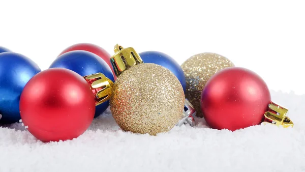 A bola de árvore de Natal na neve isolada — Fotografia de Stock