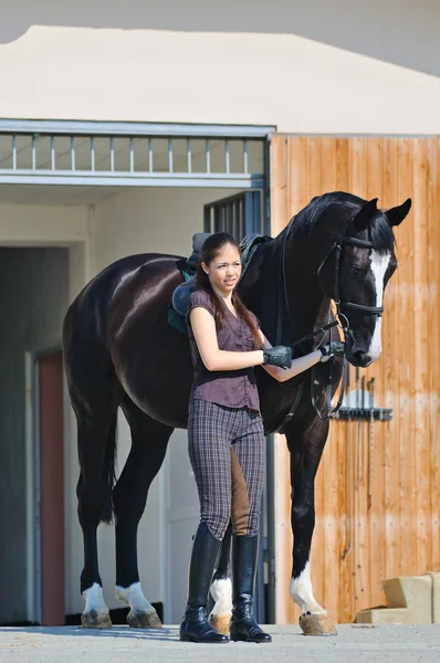 年轻女孩与黑色运动马 — 图库照片