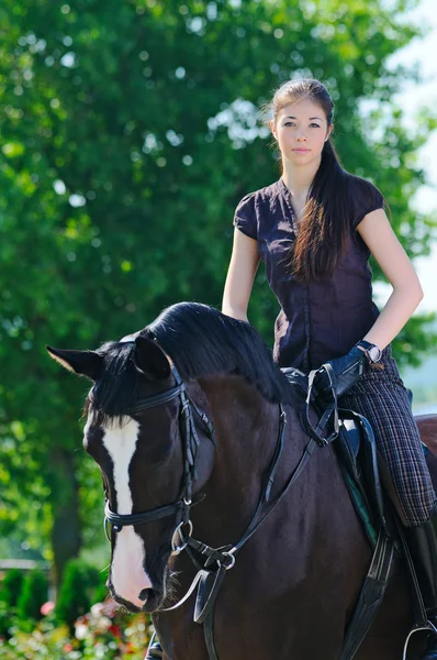Ung flicka Rider svart sporthäst — Stockfoto