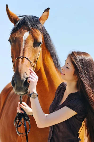若い少女と馬 — ストック写真