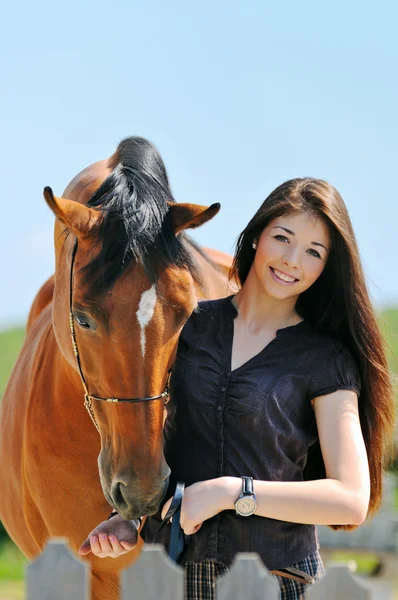 Ung flicka och bay häst — Stockfoto