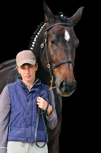 Ragazza con cavallo baia, su sfondo nero isolato — Foto Stock