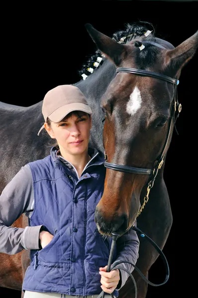 Девушка с лошадью, на черном фоне изолированы — стоковое фото