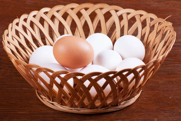 Uova in un cesto — Foto Stock