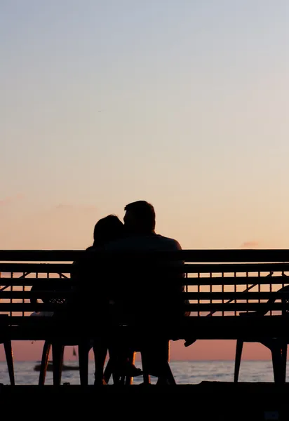 Ρομαντικό ζευγάρι στο ηλιοβασίλεμα — Φωτογραφία Αρχείου