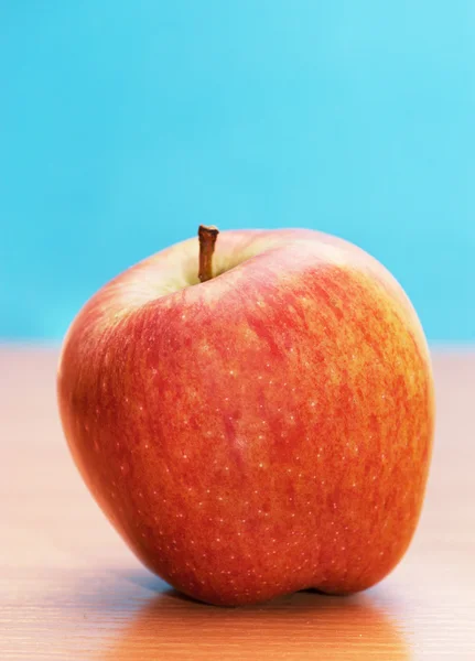 Manzana sobre una mesa —  Fotos de Stock