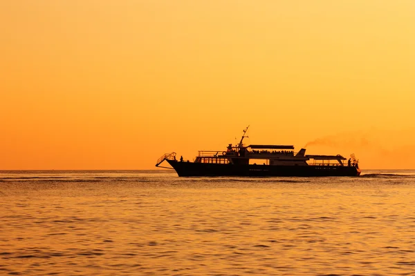 Výletní loď při západu slunce — Stock fotografie