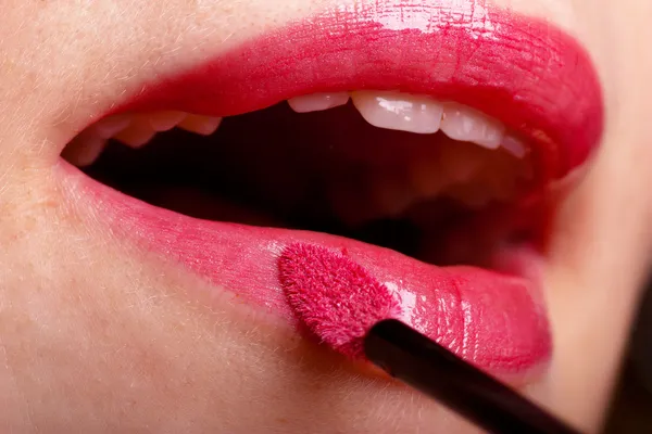 Kadının dudakları ile dudak parlatıcısı — Stok fotoğraf