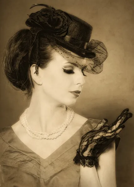 Vintage stil porträtt av en vacker kvinnaročník stylizovaný portrét krásné ženy — Stock fotografie