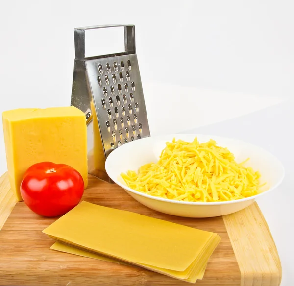 Тертий сир і терка — стокове фото