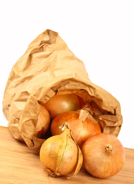 Oignon frais dans un sac en papier brun Images De Stock Libres De Droits