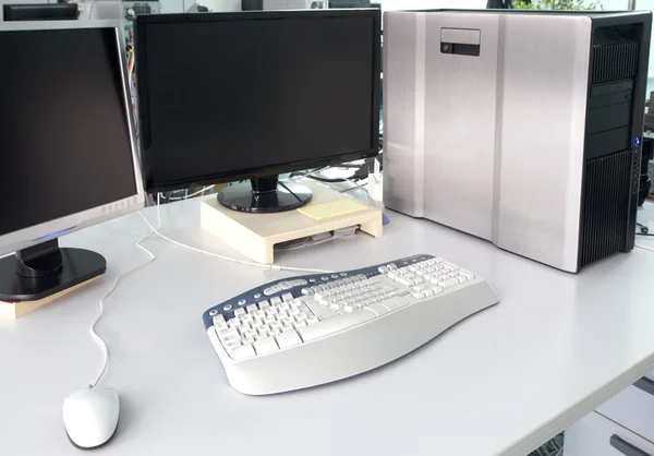 Офісний стіл з комп'ютером — стокове фото