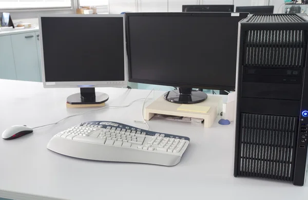 Schreibtisch mit Computer — Stockfoto