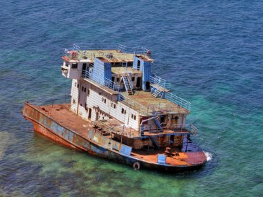 het vernietigde schip in de zee.