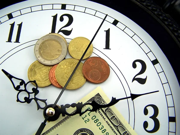 Horloges en munten van euro. — Stockfoto
