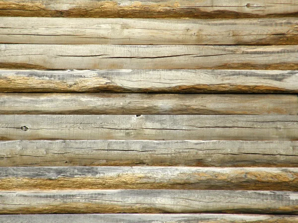 Alte Mauer aus Holzstämmen — Stockfoto