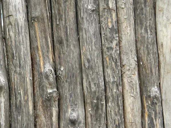 Alte Mauer aus Holzstämmen. — Stockfoto