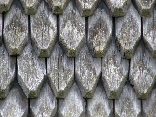 Velho telhado de madeira coberto . — Fotografia de Stock