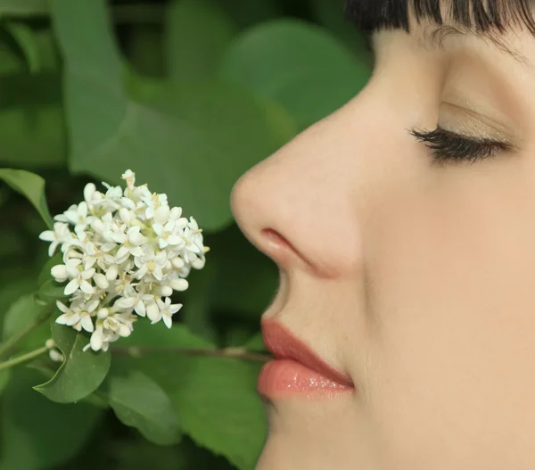Joven mujer disfrutando oliendo aroma flores — Foto de Stock