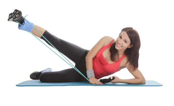 Attraente giovane femmina con espansore fitness in stretching — Foto Stock