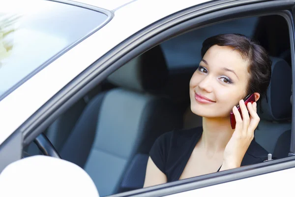 Mujer sentada en un coche y hablando por teléfono móvil — Foto de Stock