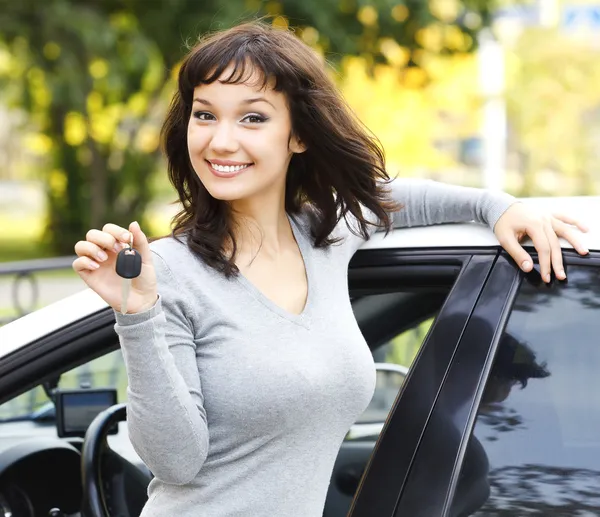 Chica bonita mostrando la llave del coche — Foto de Stock