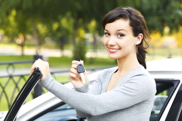 Hezká dívka ukazuje auto klíčem — Stock fotografie