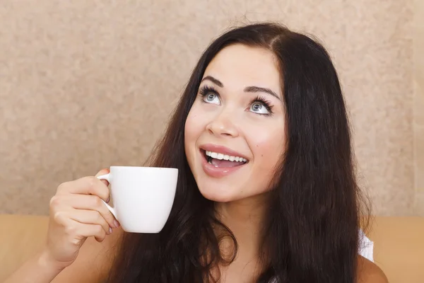 Bir fincan kahve ile güzel bir kız — Stok fotoğraf