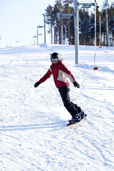 Snowboarderin auf dem Schneeberg. — Stockfoto