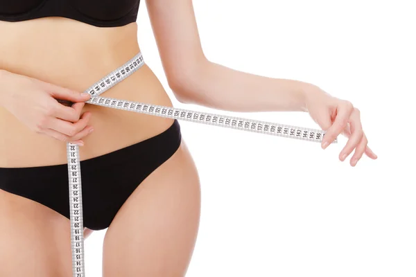 Kvinna mäter magen midja, isolerad på vit bakgrund — Stockfoto