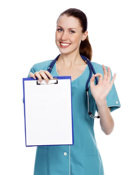 Sorridente medico femminile in possesso di un appunti contro backgrou bianco — Foto Stock
