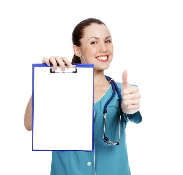 Enfermeira bonita mostrando prancheta com folha de papel branco — Fotografia de Stock