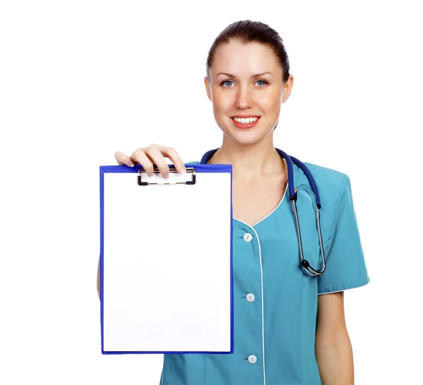 Niedliche Krankenschwester zeigt ein leeres Blatt Papier auf Klemmbrett — Stockfoto