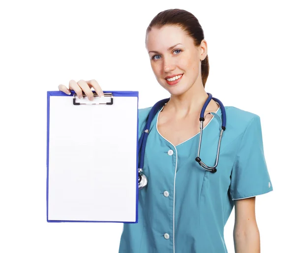Enfermeira bonito mostra uma folha de papel em branco na área de transferência — Fotografia de Stock
