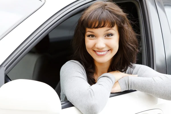 Arabanın içinde gülümseyen kız — Stok fotoğraf