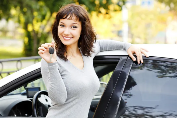 Menina asiática bonita mostrando a chave do carro — Fotografia de Stock