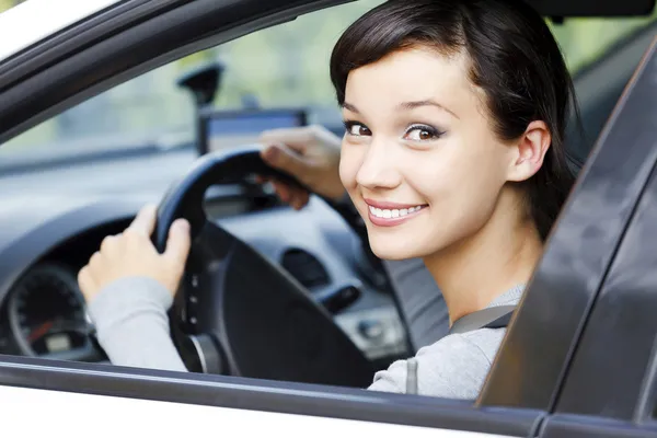 Жінка-водій посміхається вам — стокове фото