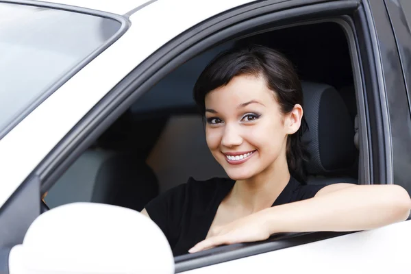 Χαμογελώντας ασιατικό κορίτσι σε ένα αυτοκίνητο — Φωτογραφία Αρχείου