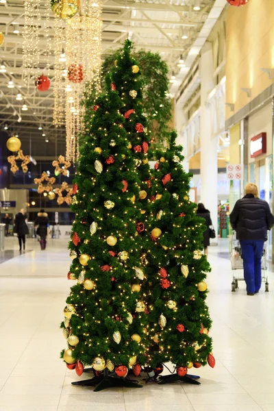 Árbol de Navidad en un centro comercial — Foto de Stock