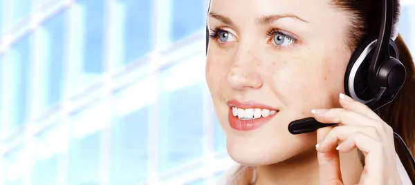 Chica bonita con auriculares — Foto de Stock