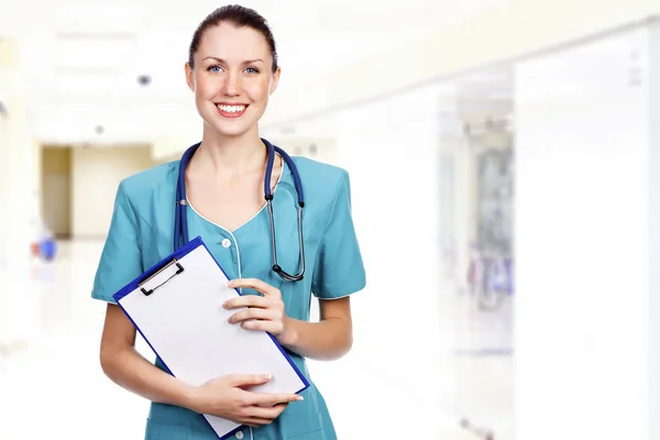 Жінка-лікар в лікарняному коридорі тримає кишеню — стокове фото