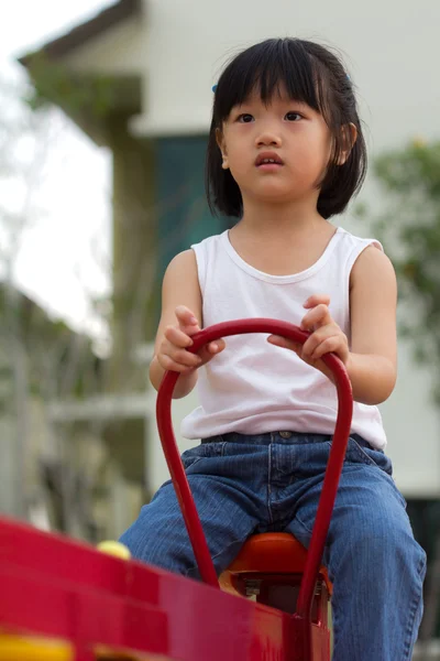 Маленька дівчинка на вулиці — стокове фото