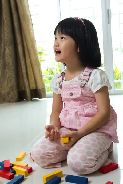 Petite fille jouant avec des blocs — Photo