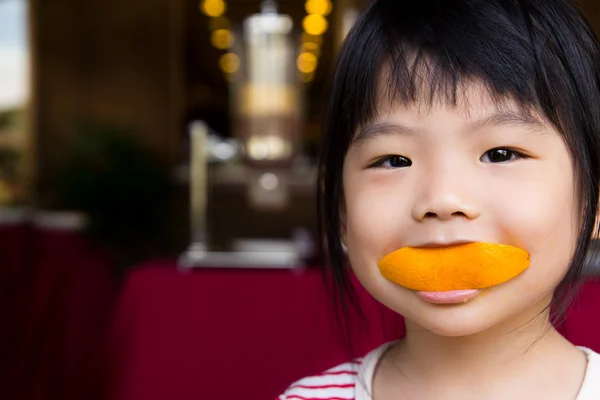 오렌지를 먹는 귀여운 여자 — 스톡 사진