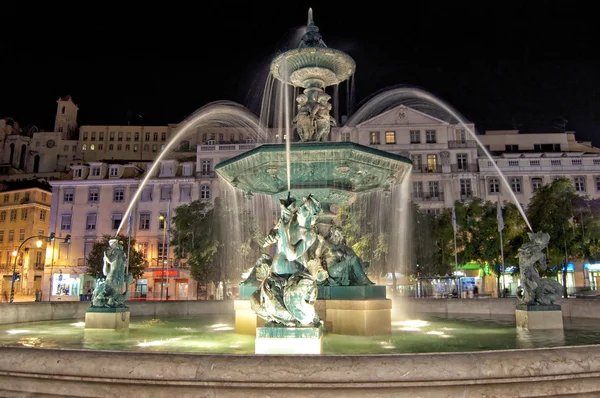 Vista nocturna de la fuente en la plaza Rossio, Lisboa, Portugal —  Fotos de Stock