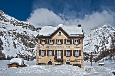 bir dağ evinde HDR kış manzarası
