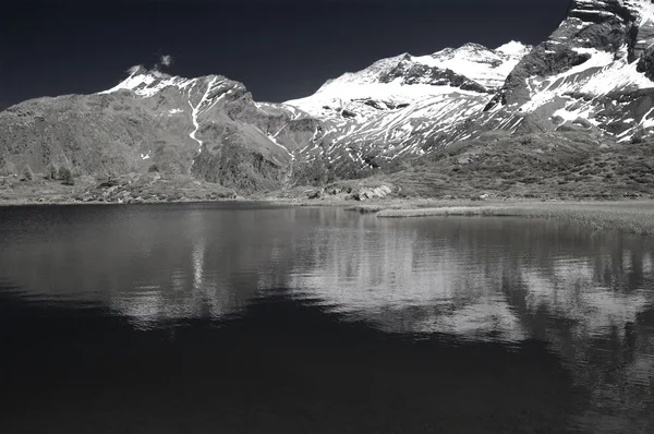 Alpejskie jezioro w podczerwieni b — Zdjęcie stockowe