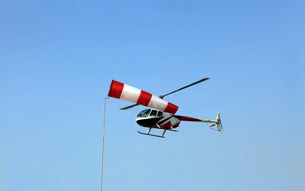 Windsock y helicóptero — Foto de Stock